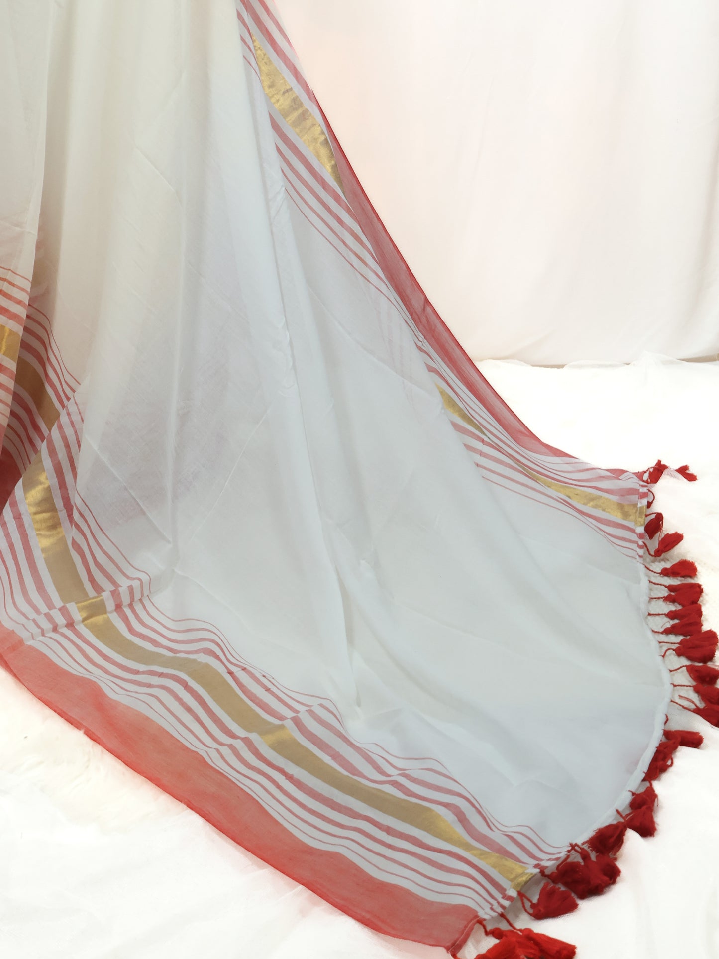 Off white & red color mul cotton saree-S213